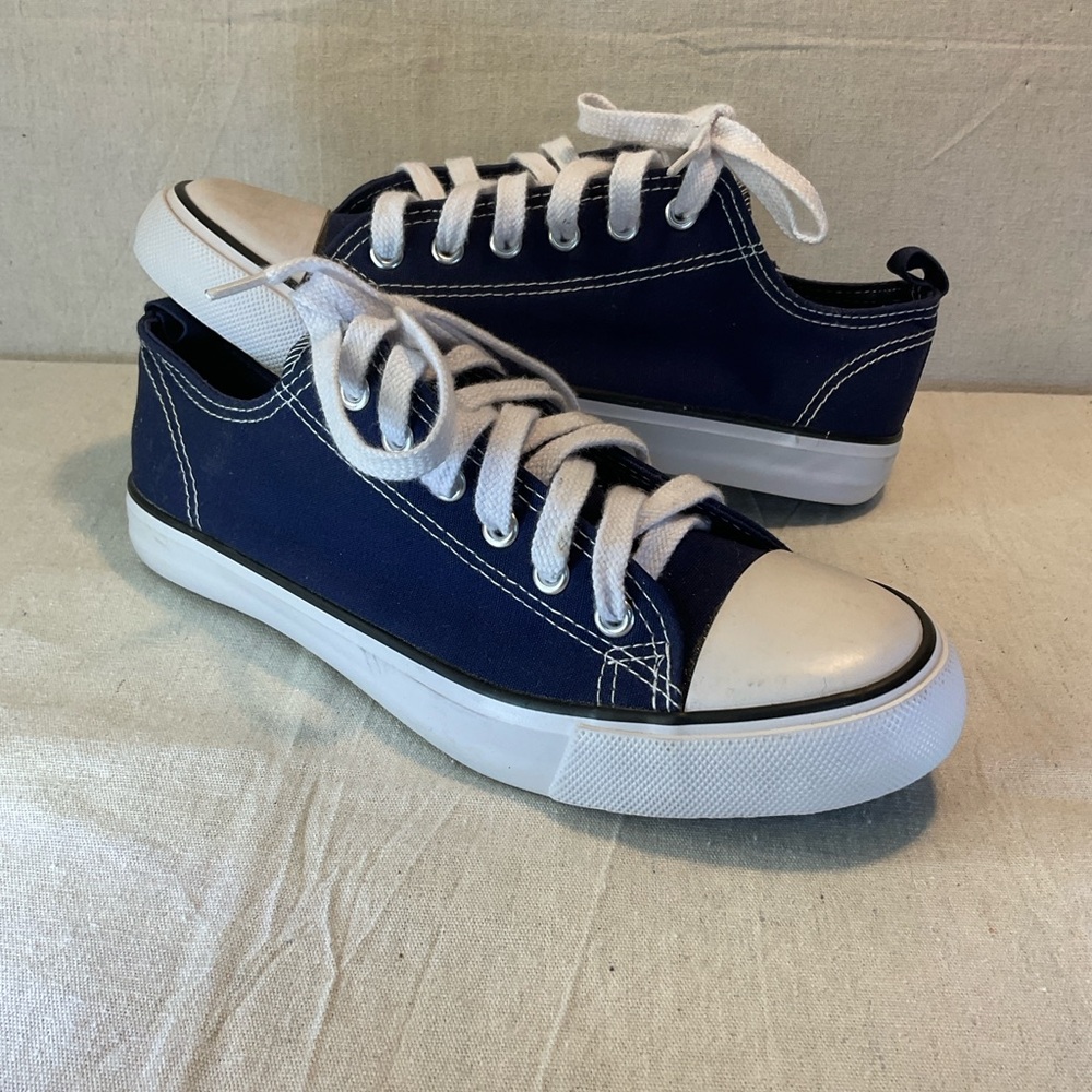 Classic Navy running shoes , men size 9. Absolutely Excellent Condition - Picture 3 of 8